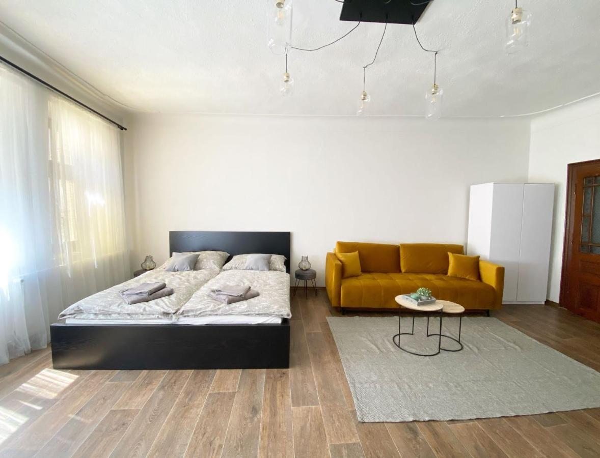 Kovarik Apartments I 奥洛穆茨 外观 照片